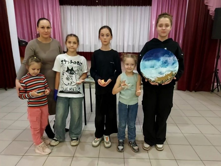 В социально-оздоровительном центре «Пугачевский» состоялся мастер - класс по эпоксидной смоле на тему "Море".