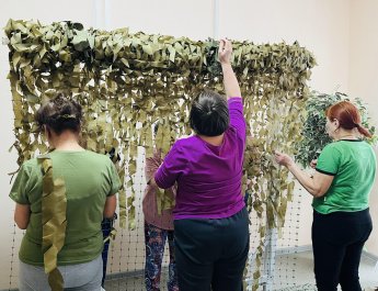 Получатели социальных услуг продолжают плести маскировочные сети для наших солдат